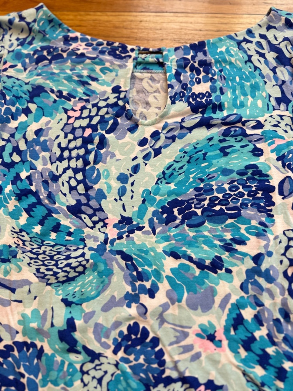 Lilly Pulitzer Medium, Fontaine Bell Sleeve "Wave After Wave" PTP 18.5" like new - Picture 8 of 8